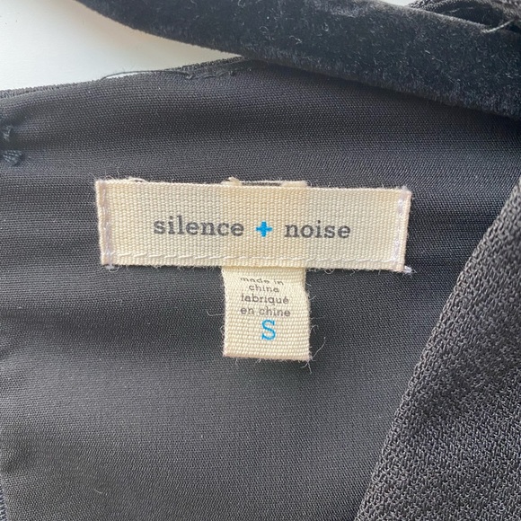 ✨ Silence + Noise Deep-V Long-sleeve Romper | Small - Picture 10 of 10